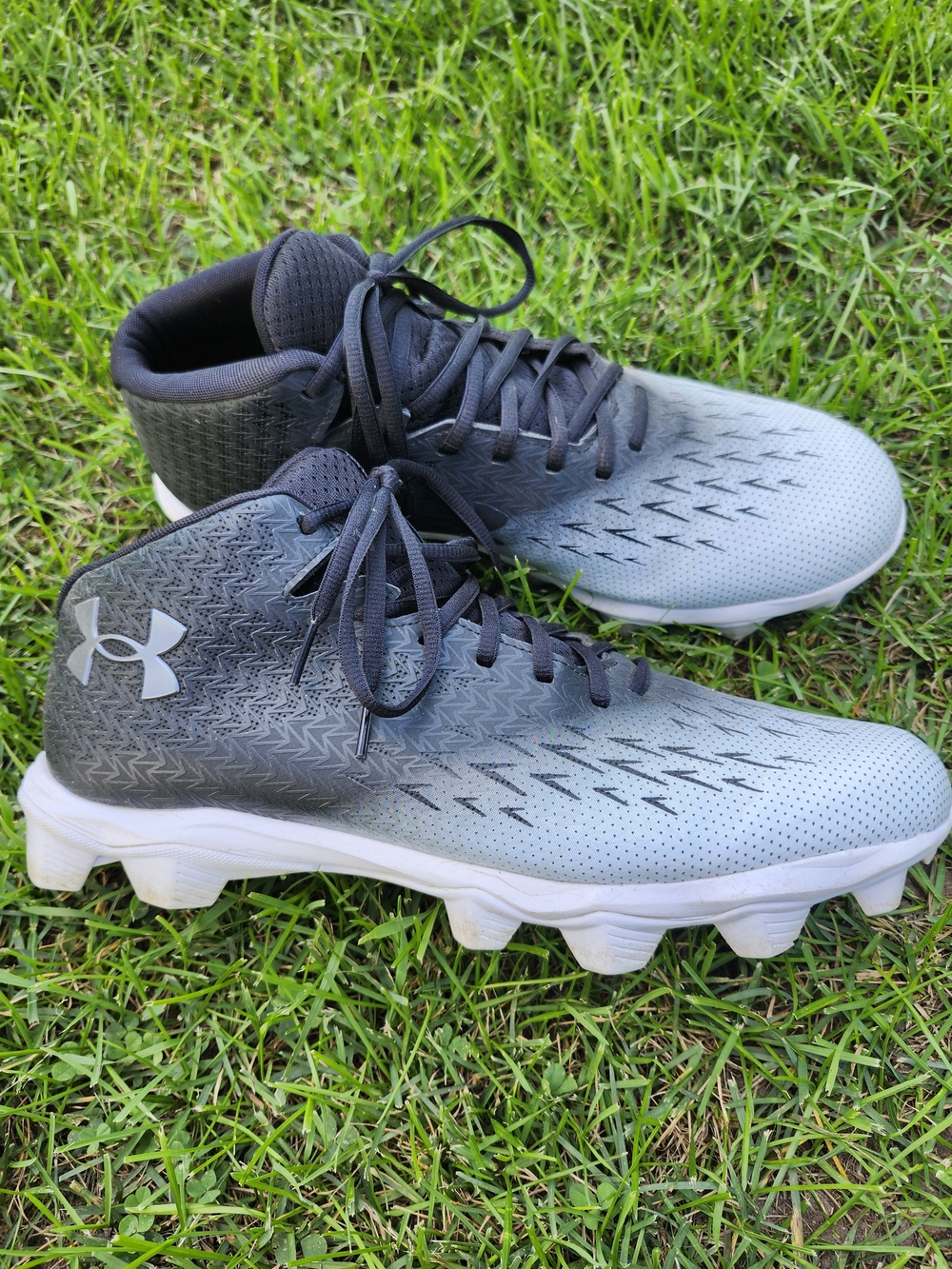 Under Armour Men's Gray and Black Gradient Football Cleats